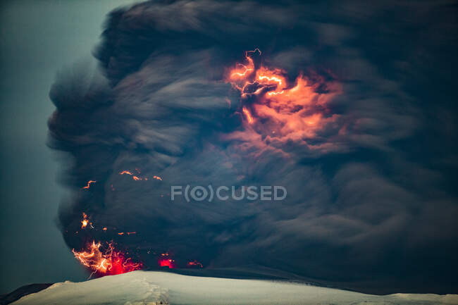 Vulkanische Blitze. Zeitexposition von Blitzen in und um eine große Aschesäule, die während der Vulkanausbrüche des Eyjafjallajokull im Jahr 2010 entstanden ist — Stockfoto