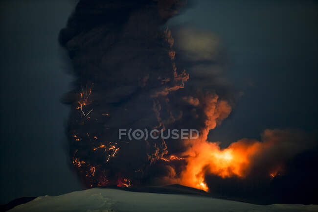 Relâmpago vulcânico. Imagem de exposição ao tempo de um raio dentro e em torno de uma grande coluna de cinzas produzida durante as erupções vulcânicas Eyjafjallajokull de 2010 — Fotografia de Stock
