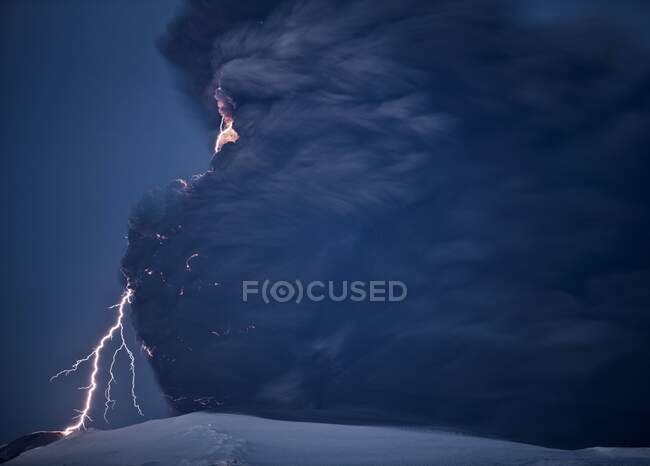 Rayos volcánicos. Imagen de exposición temporal de relámpagos en y alrededor de una gran columna de ceniza producida durante las erupciones volcánicas de Eyjafjallajokull 2010 - foto de stock