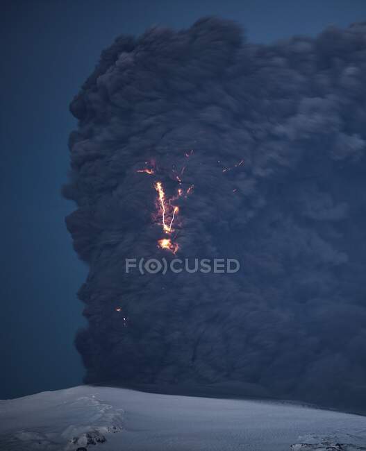 Relâmpago vulcânico. Imagem de exposição ao tempo de um raio dentro e em torno de uma grande coluna de cinzas produzida durante as erupções vulcânicas Eyjafjallajokull de 2010 — Fotografia de Stock