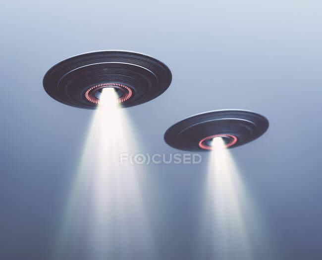 Illustrazione di due UFO che volano nella nebbia con luce sotto. — Foto stock