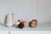 Billes et bobines de fils à tricoter — Photo de stock
