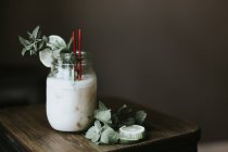 Bebida de hierba de leche en frasco - foto de stock