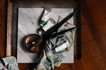 Pennelli e vernici per dipingere — Foto stock