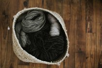 Balles de fils à tricoter dans le panier — Photo de stock