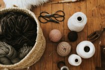 Billes et bobines de fils à tricoter dans le panier — Photo de stock