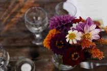 Встановлення столу, прикрашеного квітами — стокове фото