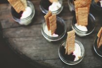 Кремовые десерты в банках — стоковое фото