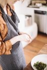 Donna che cucina insalata fresca — Foto stock