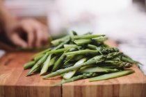 Chef cutting fresh asparagus — Stock Photo