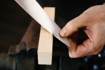 Ремесленник, работающий с ножом в мастерской — стоковое фото