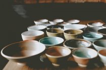 Tigelas de cerâmica coloridas vazias — Fotografia de Stock