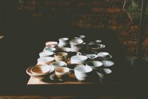 Пустые красочные керамические чаши — стоковое фото