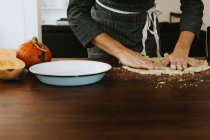 Frau kocht Erbstück-Kürbiskuchen — Stockfoto