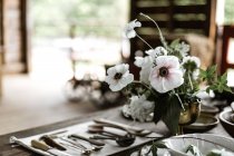 Flores frescas cortadas en la mesa - foto de stock