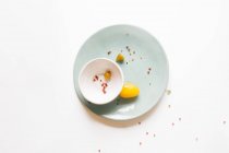 Ягодные скорлупы и желтые помидоры на тарелках — стоковое фото