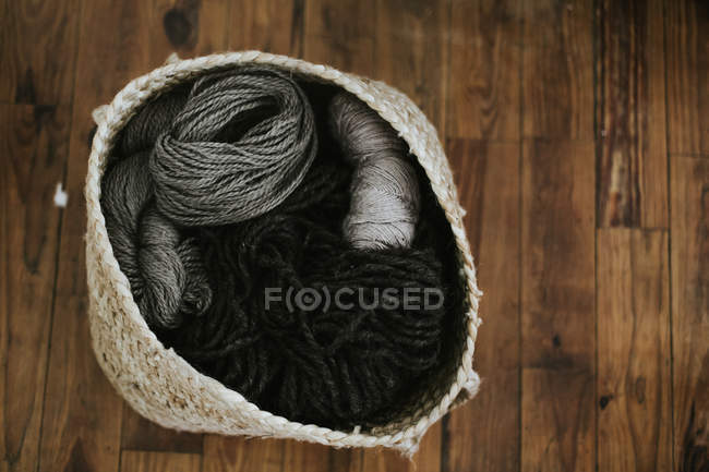 Balles de fils à tricoter dans le panier — Photo de stock