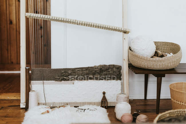 Bolas de fio de tricô e máquina de tricô — Fotografia de Stock