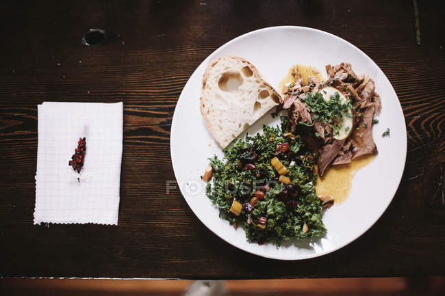 Ломтики говядины и свежий салат — стоковое фото