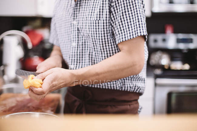 Male chef cooking in kitchen — Stock Photo