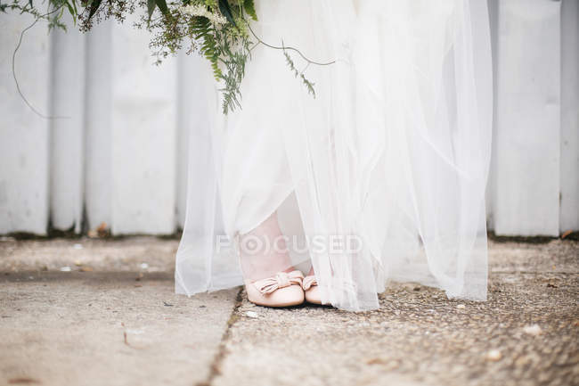 Sposa in piedi in abito — Foto stock