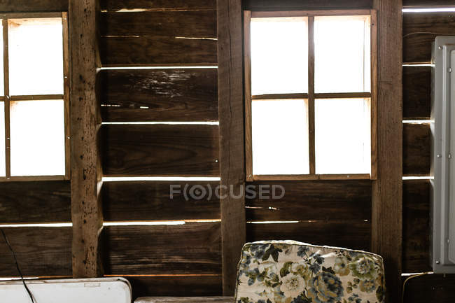 Innenraum eines kleinen Holzhauses — Stockfoto