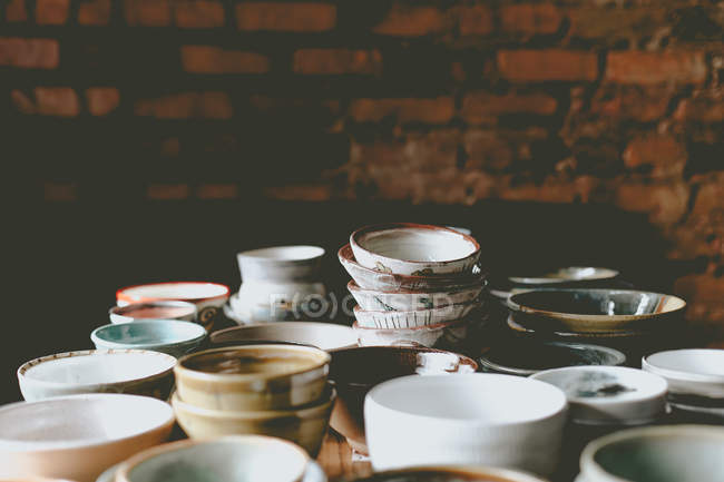 Cuencos de cerámica colorido vacío - foto de stock
