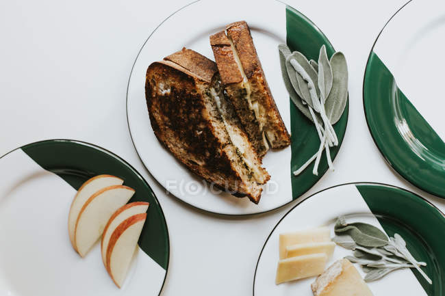 Grilled cheese with apple and sage-walnut pesto — Stock Photo