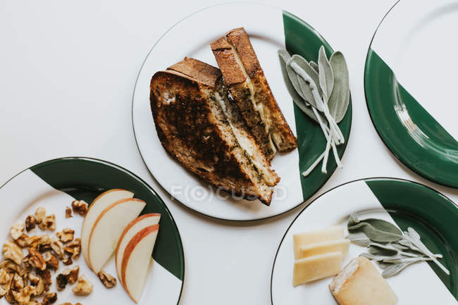 Grilled cheese with apple and sage-walnut pesto — Stock Photo
