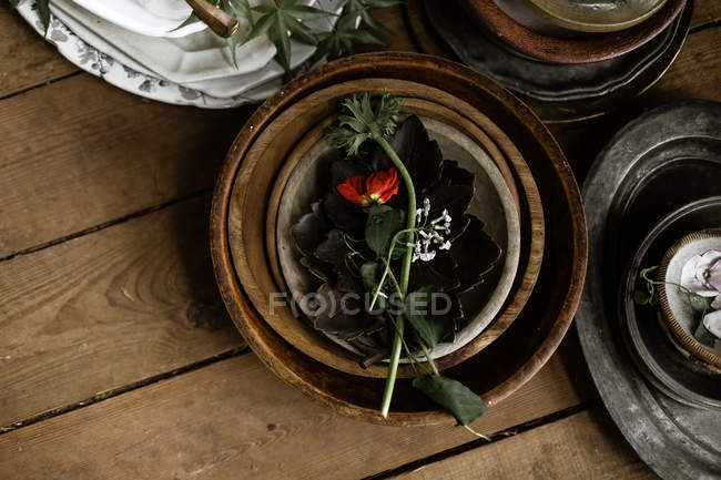 Blätter und Blütenblätter in Schalen — Stockfoto