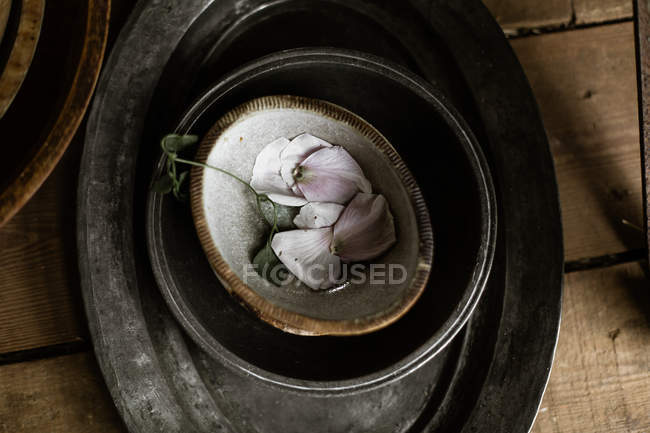 Foglie e petali in ciotole — Foto stock