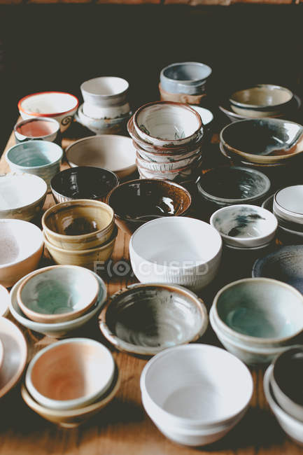Порожні барвисті керамічні миски — стокове фото
