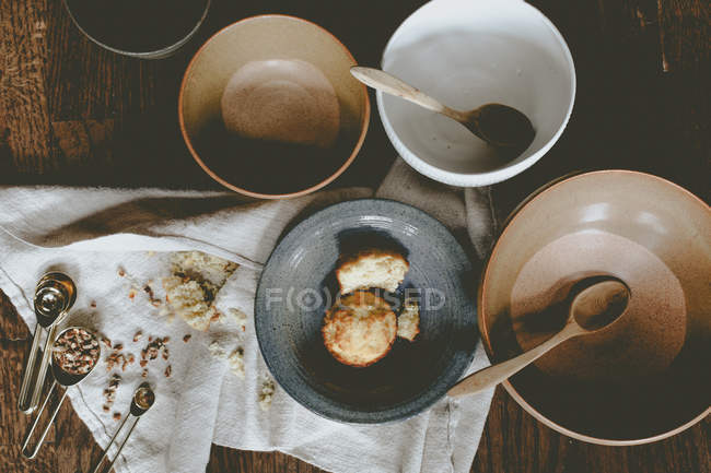 Half eaten cheesecakes with empty bowls — Stock Photo