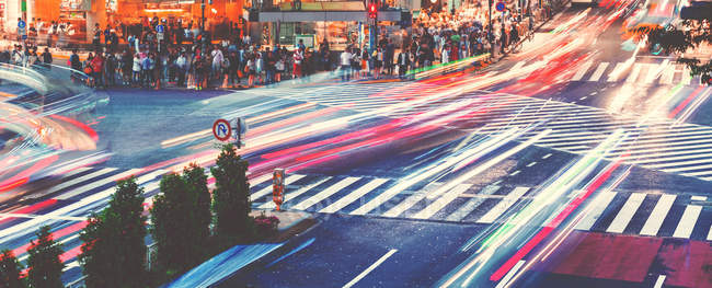 Motion blurred traffic at Shibuya Crossing in Tokyo, Japan — Stock Photo