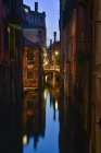 Réflexion de la lumière dans les eaux du canal à Venise — Photo de stock