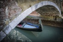 Gondola che naviga sulle acque del canale veneziano — Foto stock