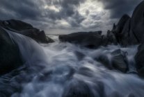 Paisaje con olas de agua y rocas - foto de stock