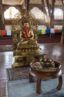 Estatura de Buda en el pabellón de Nepal - foto de stock