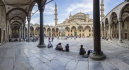 Туристів у дворі Султан Ахмет camii — стокове фото