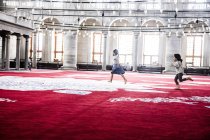Kinder spielen in der Fatih-Moschee — Stockfoto