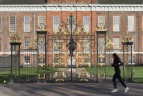 Puerta del Palacio de Kensington - foto de stock