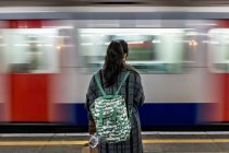 Jeune femme en attente du métro — Photo de stock