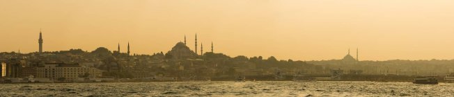 Vista del horizonte de Estambul desde el estrecho del Bósforo - foto de stock