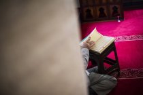 Верный читает Коран — стоковое фото