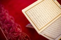 Koran auf rotem Tisch — Stockfoto
