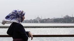 Frau blickt auf die Bosporusstraße — Stockfoto