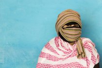 Jeune fille sahraouie en vêtements traditionnels — Photo de stock