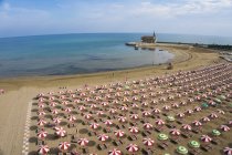 Pessoas relaxando na praia de Lignano — Fotografia de Stock