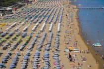 Persone che si rilassano sulla spiaggia di Lignano — Foto stock