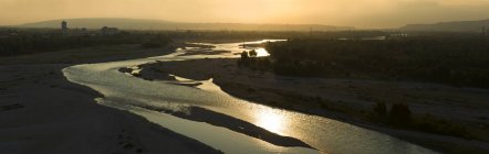Malerische Landschaft mit breitem Fluss — Stockfoto